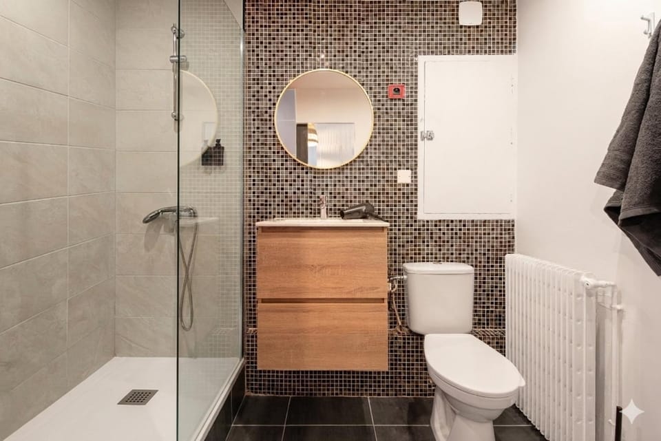Shower, Toilet, Bathroom, towels