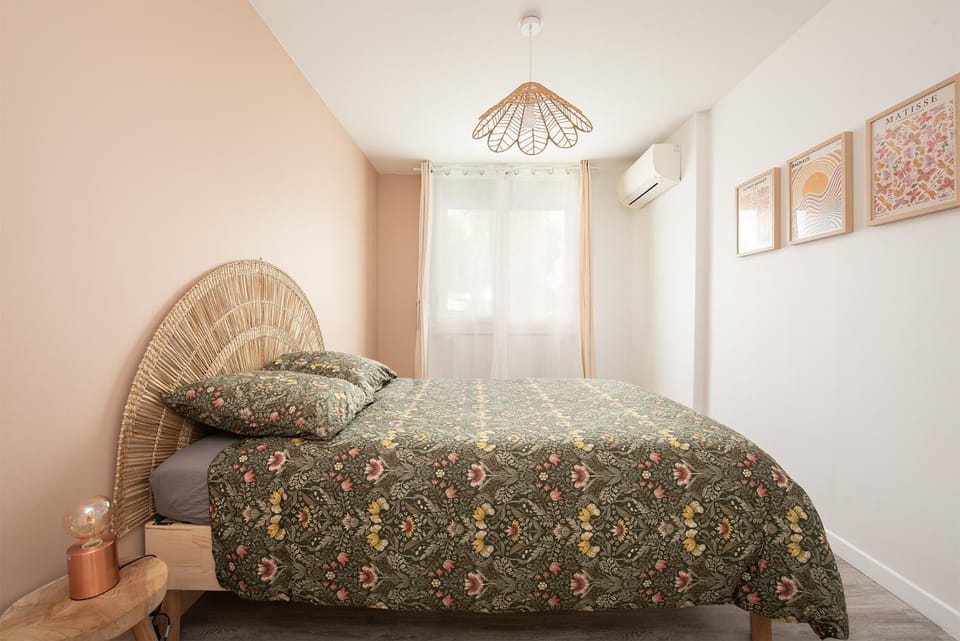 Bed, Photo of the whole room, Bedroom