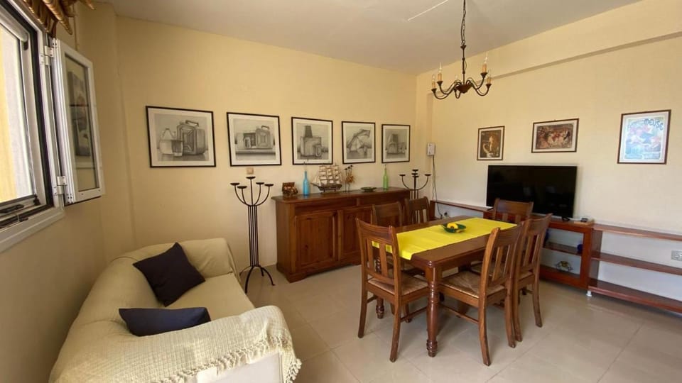 TV and multimedia, Seating area, Dining area