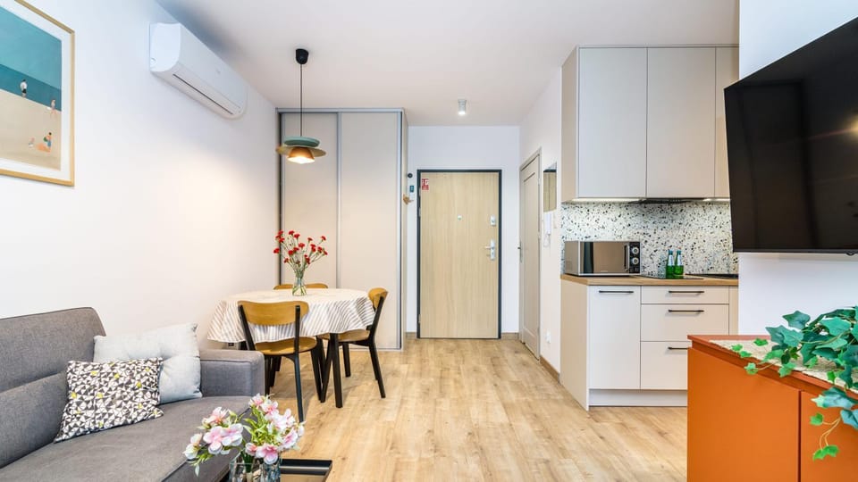 TV and multimedia, Kitchen or kitchenette, Living room, Seating area, Dining area, stove