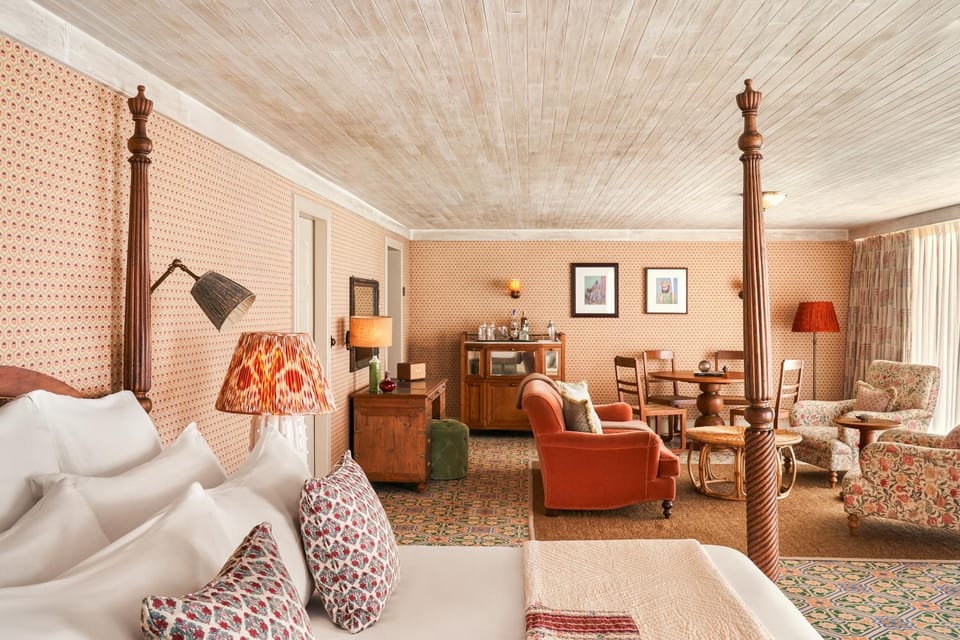 Bed, Living room, Photo of the whole room, Seating area, Bedroom