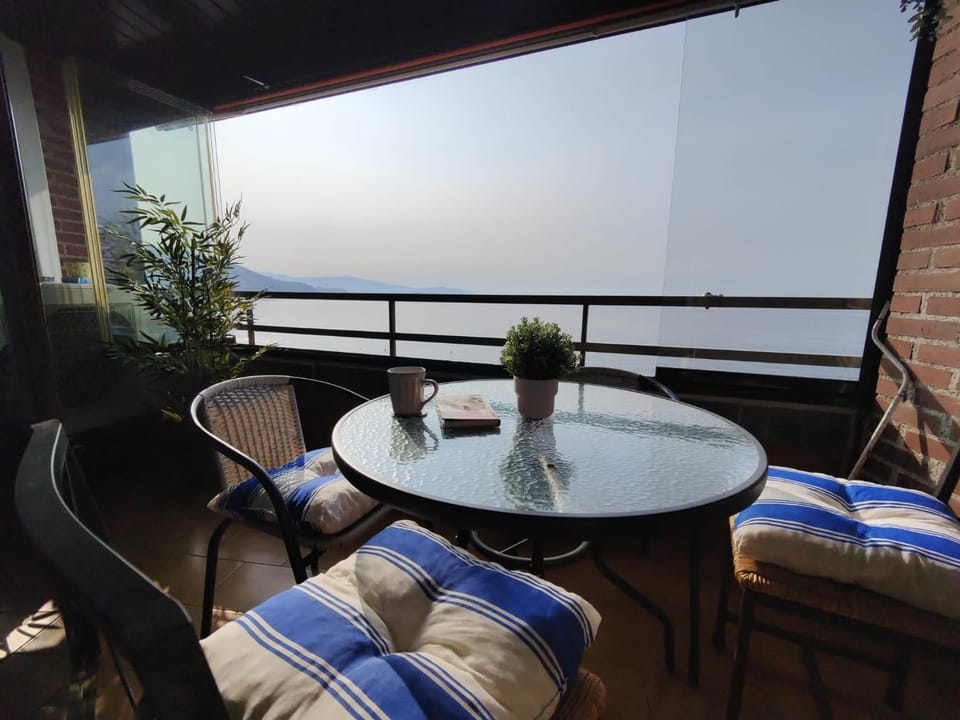View (from property/room), Balcony/Terrace, Dining area, Sea view