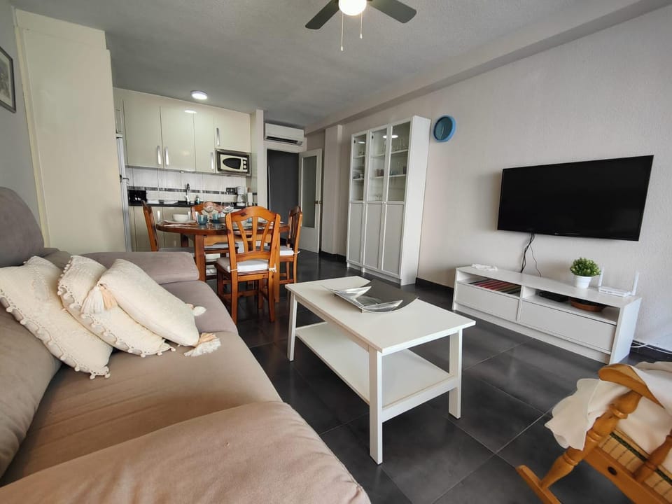 TV and multimedia, Kitchen or kitchenette, Living room, Seating area, Dining area