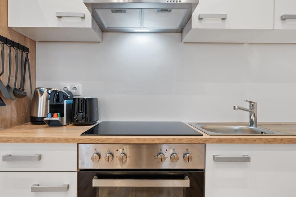 Coffee/tea facilities, Kitchen or kitchenette, dishwasher, oven, stove, toaster