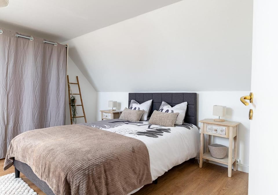 Bed, Seating area, Bedroom, wardrobe