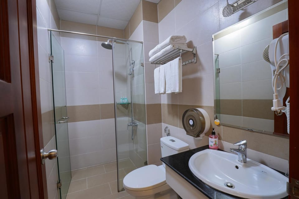 Shower, Toilet, Bathroom, bidet, towels