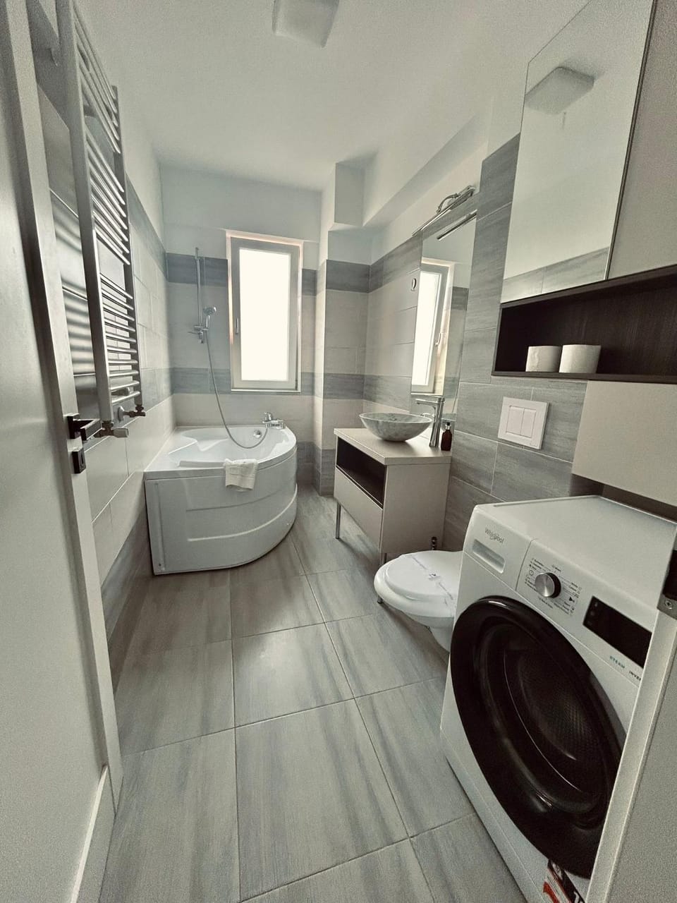 Toilet, Bed, Bathroom, Kitchen or kitchenette, Photo of the whole room, Bedroom, towels, washing machine, dryer