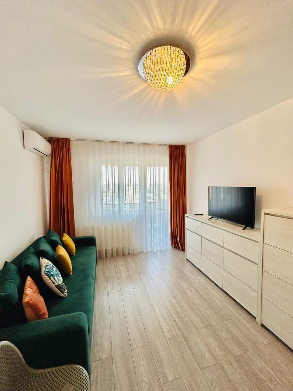 Communal lounge/ TV room, Bed, TV and multimedia, Living room, Photo of the whole room, Seating area, Evening entertainment, Bedroom