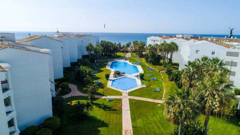 Property building, Nearby landmark, Spring, Day, Natural landscape, Bird's eye view, Garden, Garden, Balcony/Terrace, Swimming pool, Swimming pool