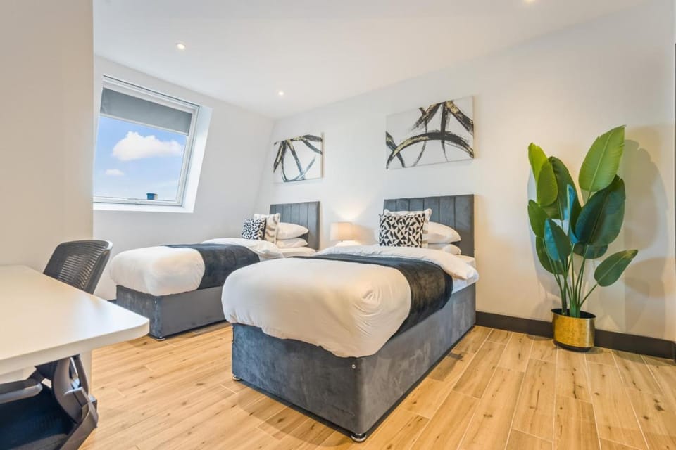 Spacious 3BR Apartment Balcony N Finchley Apartment in London