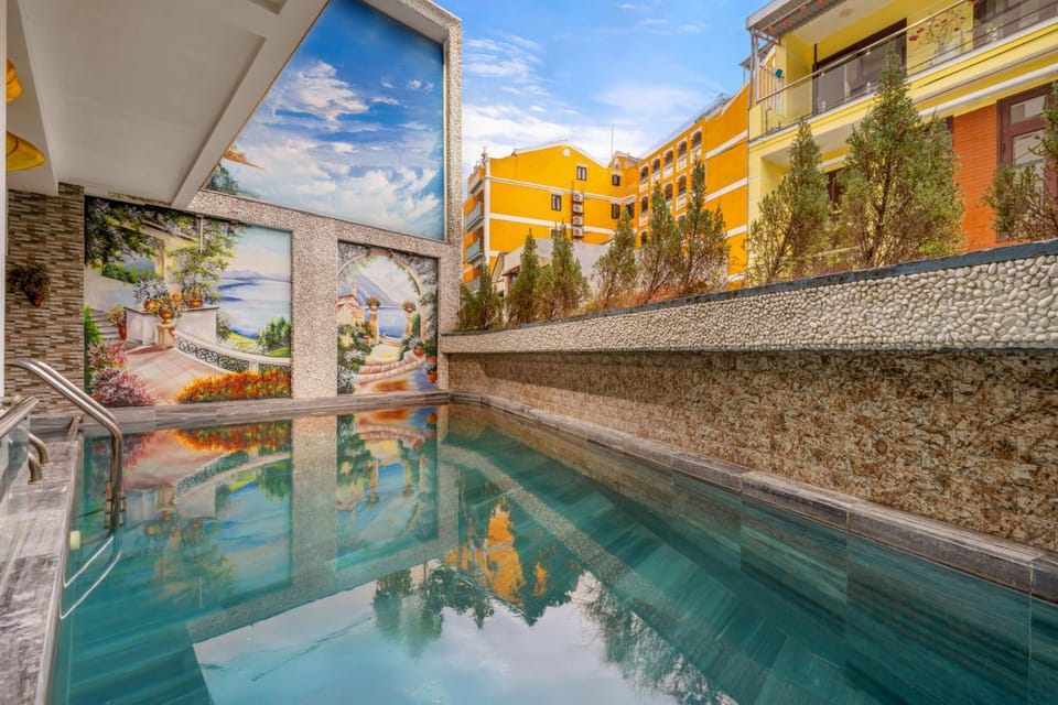 Property building, Patio, Day, Pool view, Swimming pool, Swimming pool, sunbed