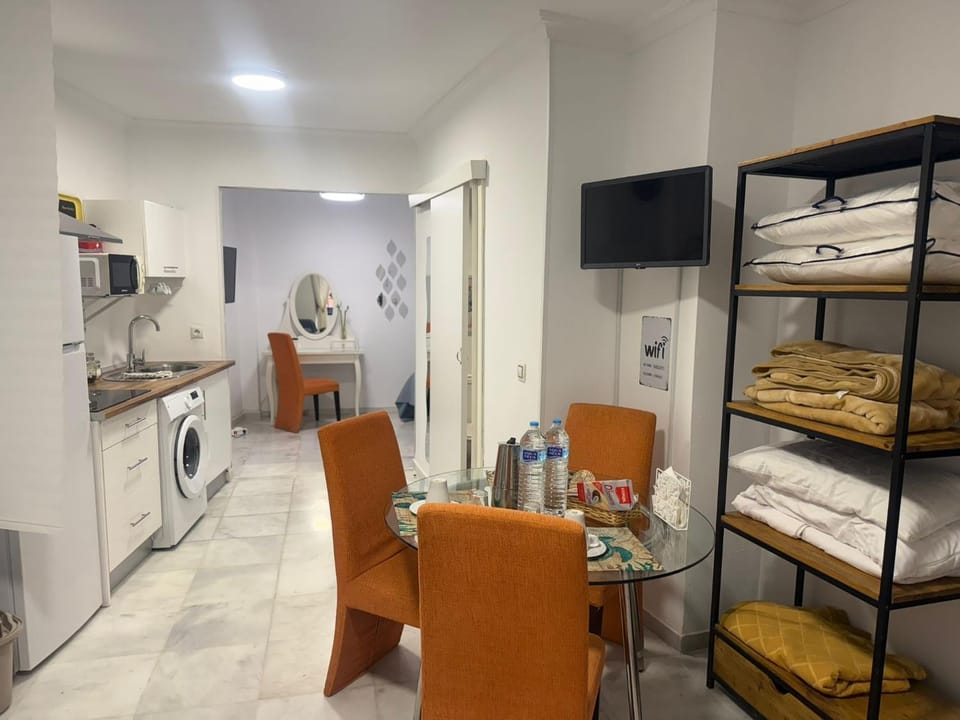 Kitchen or kitchenette, Dining area, stove, washing machine