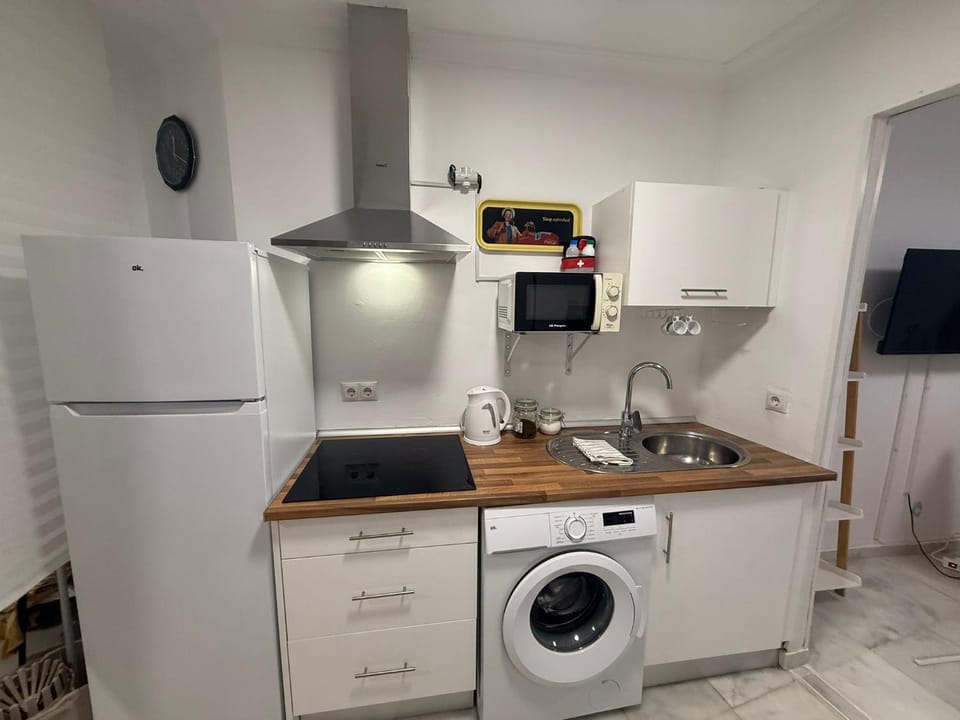 Kitchen or kitchenette, stove, washing machine