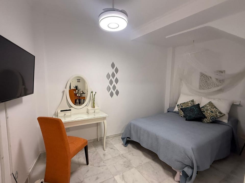 Bed, TV and multimedia, Photo of the whole room, Bedroom