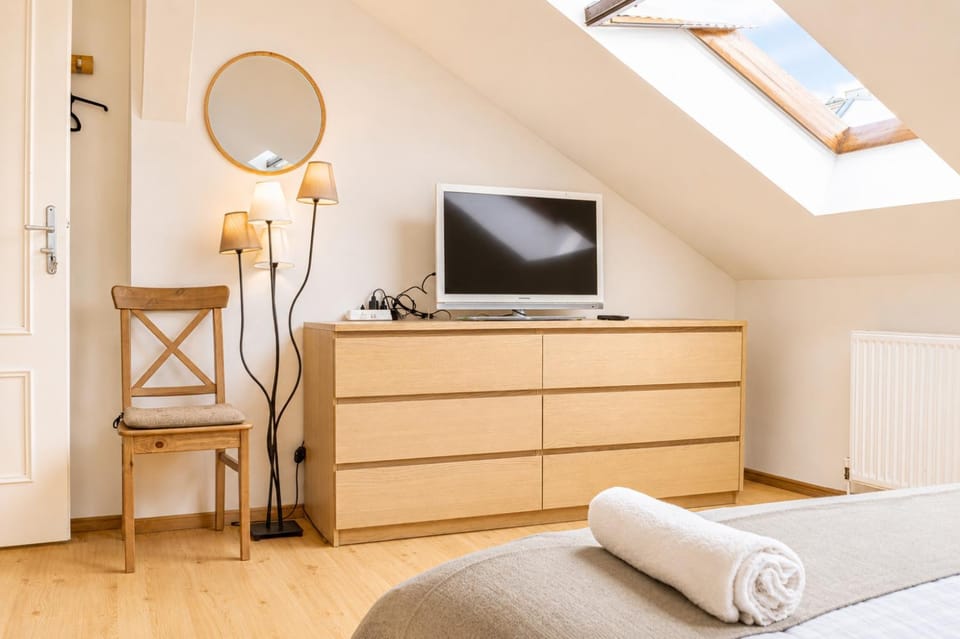 Bed, TV and multimedia, Bedroom, towels