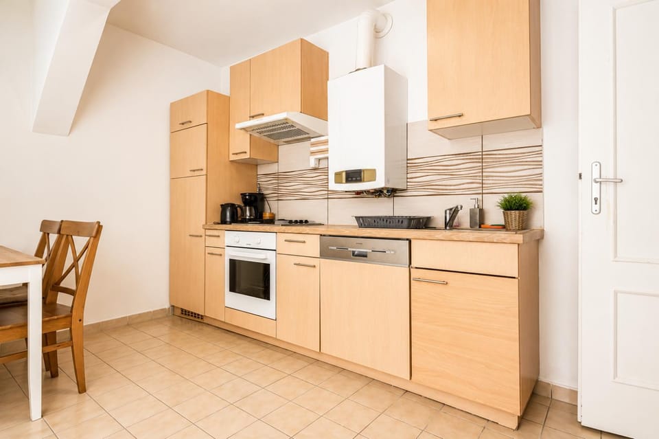 Coffee/tea facilities, Kitchen or kitchenette, oven, stove