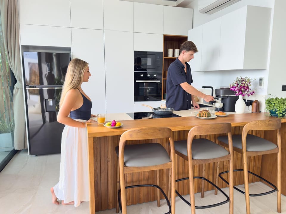 Coffee/tea facilities, Kitchen or kitchenette, microwave, oven, stove