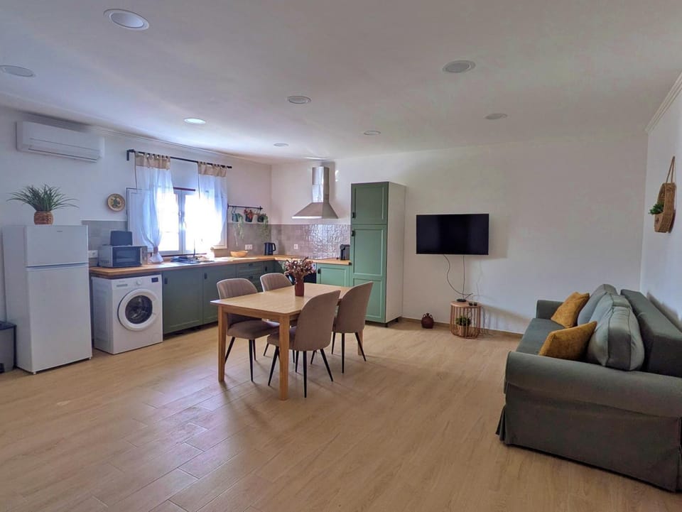Kitchen or kitchenette, Living room