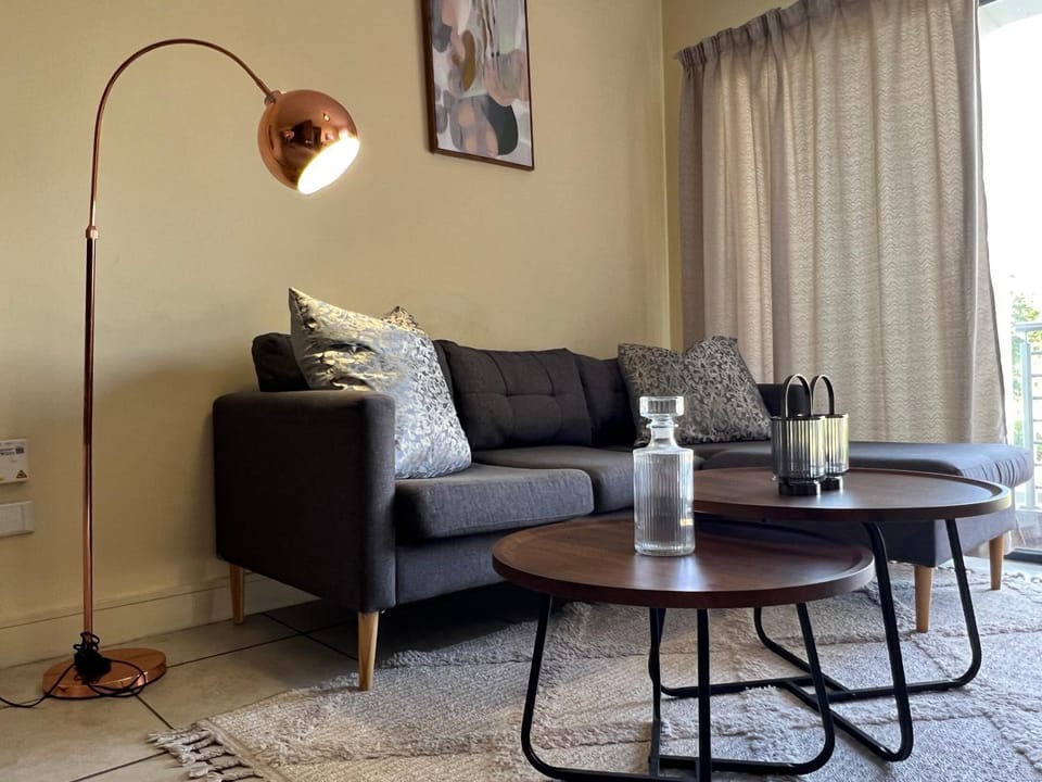 Stylish Rivonia Retreat-Peaceful 2-Bedroom Apartment in Sandton