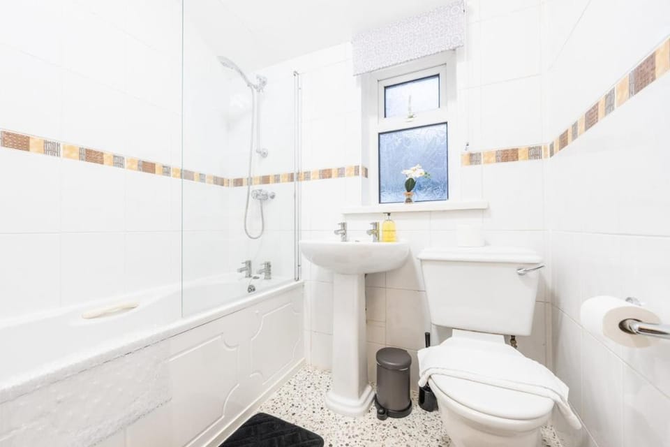 InspoHome Spacious 4-Bedroom House with Parking and Garden House in Cardiff
