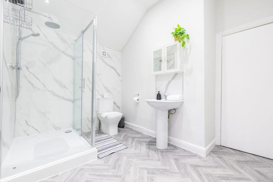 InspoHome Spacious 4-Bedroom House with Parking and Garden House in Cardiff