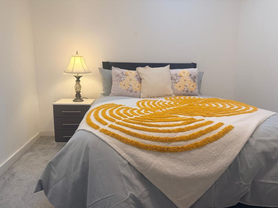 2BR, 3double bed, 2 bath, WiFi , free parking Apartment in Bradford