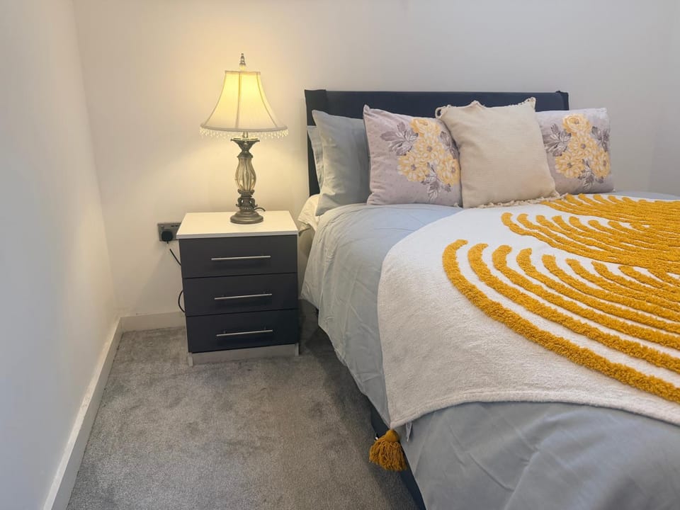 2BR, 3double bed, 2 bath, WiFi , free parking Apartment in Bradford