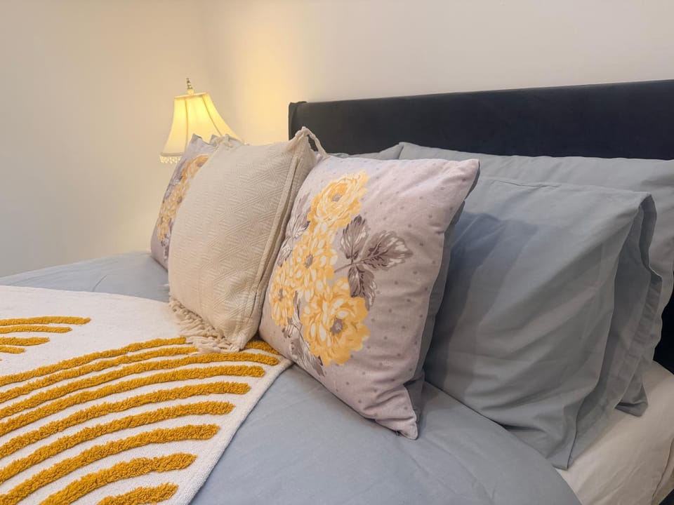 2BR, 3double bed, 2 bath, WiFi , free parking Apartment in Bradford