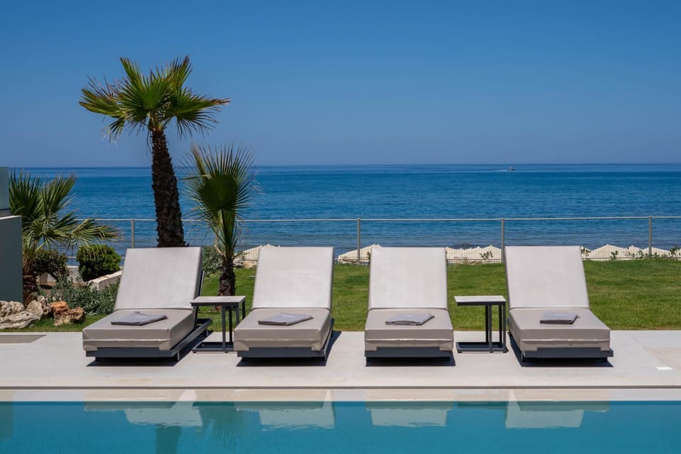 Beach, Sea view, Swimming pool, sunbed