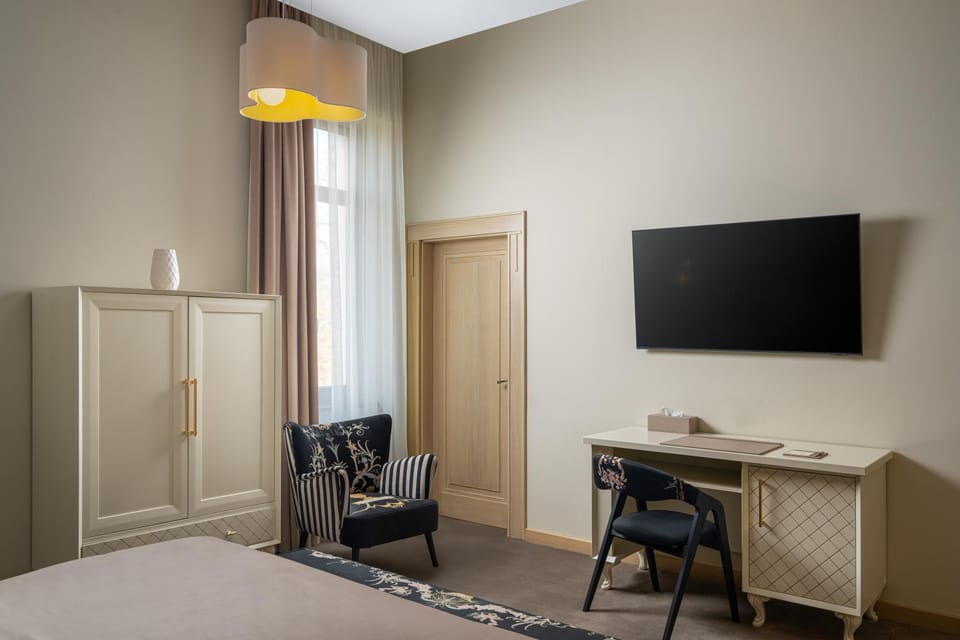Bed, TV and multimedia, Photo of the whole room, Evening entertainment, Bedroom, wardrobe