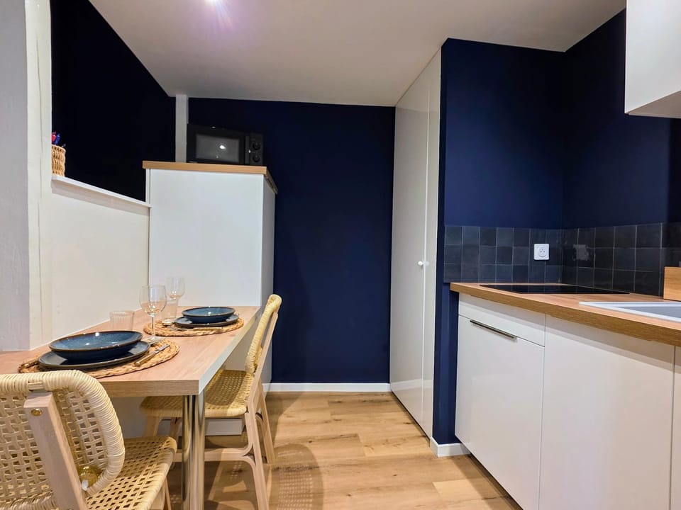 Kitchen or kitchenette, Dining area, stove