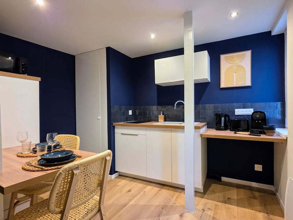 Coffee/tea facilities, Dining area, stove