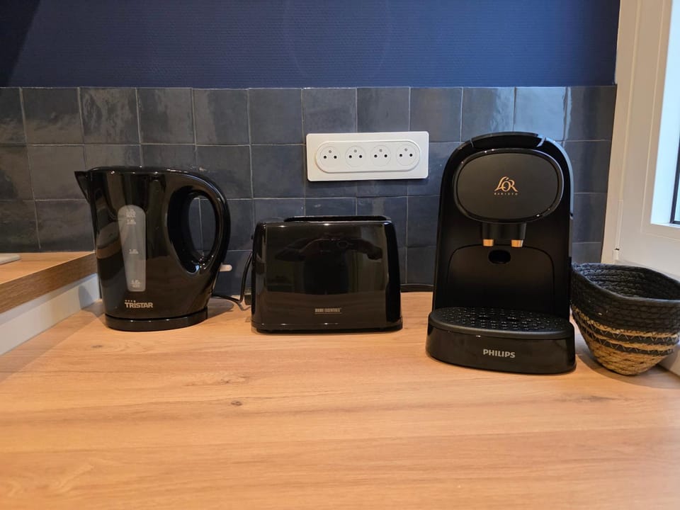 Coffee/tea facilities, toaster