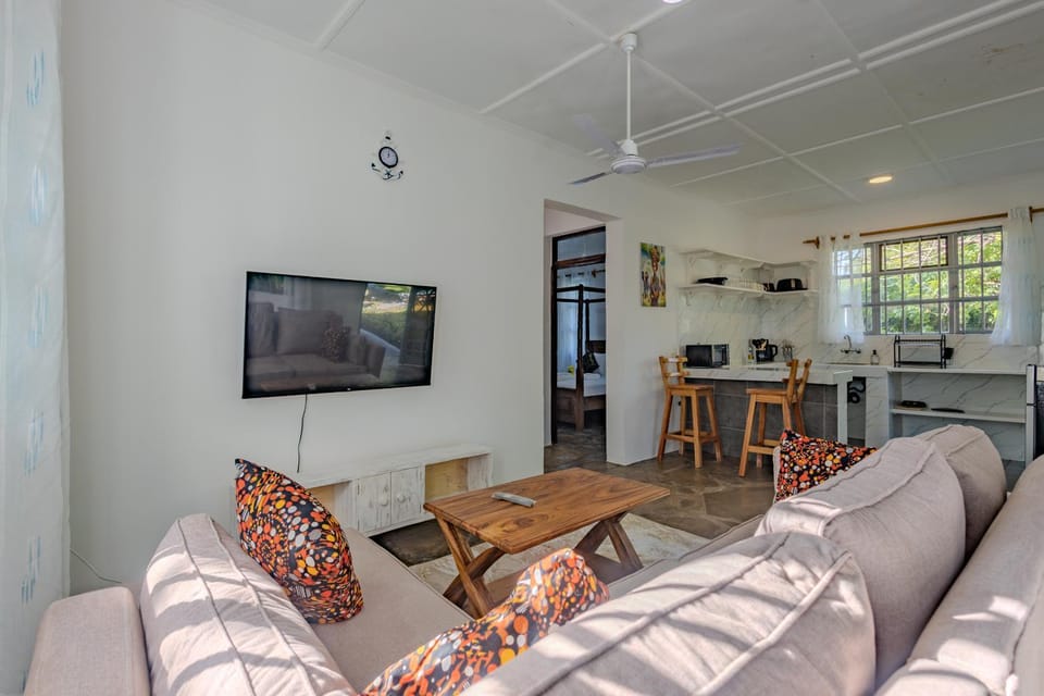 TV and multimedia, Kitchen or kitchenette, Living room, Seating area, Dining area