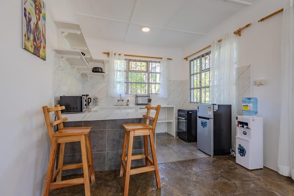 Kitchen or kitchenette, Dining area, oven