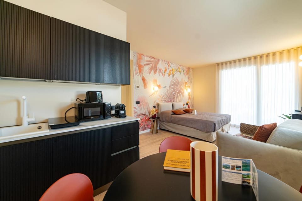 TV and multimedia, Coffee/tea facilities, Kitchen or kitchenette, Living room, Seating area, Dining area, minibar, stove, toaster