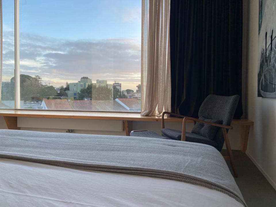 Bedroom, City view
