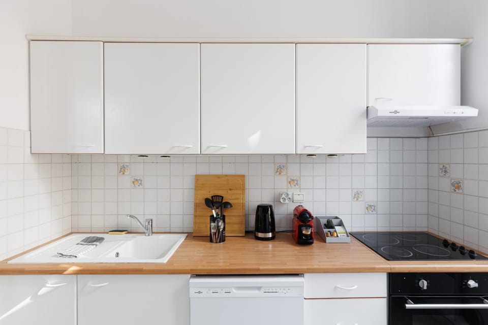 Coffee/tea facilities, Kitchen or kitchenette, dishwasher, stove