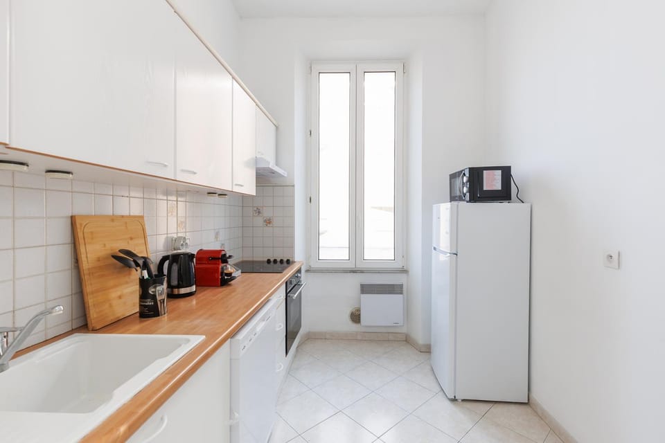 Coffee/tea facilities, Kitchen or kitchenette, oven, stove