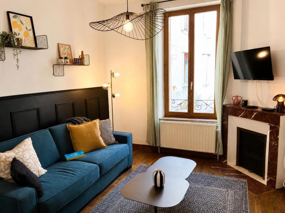 TV and multimedia, Seating area, fireplace