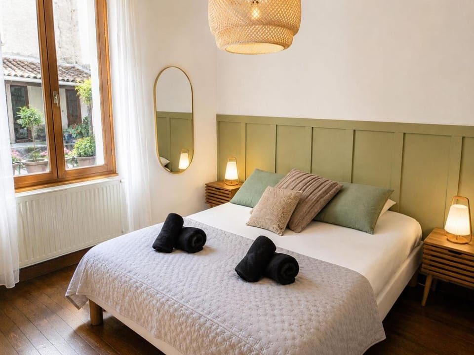 Bed, Photo of the whole room, storage, towels