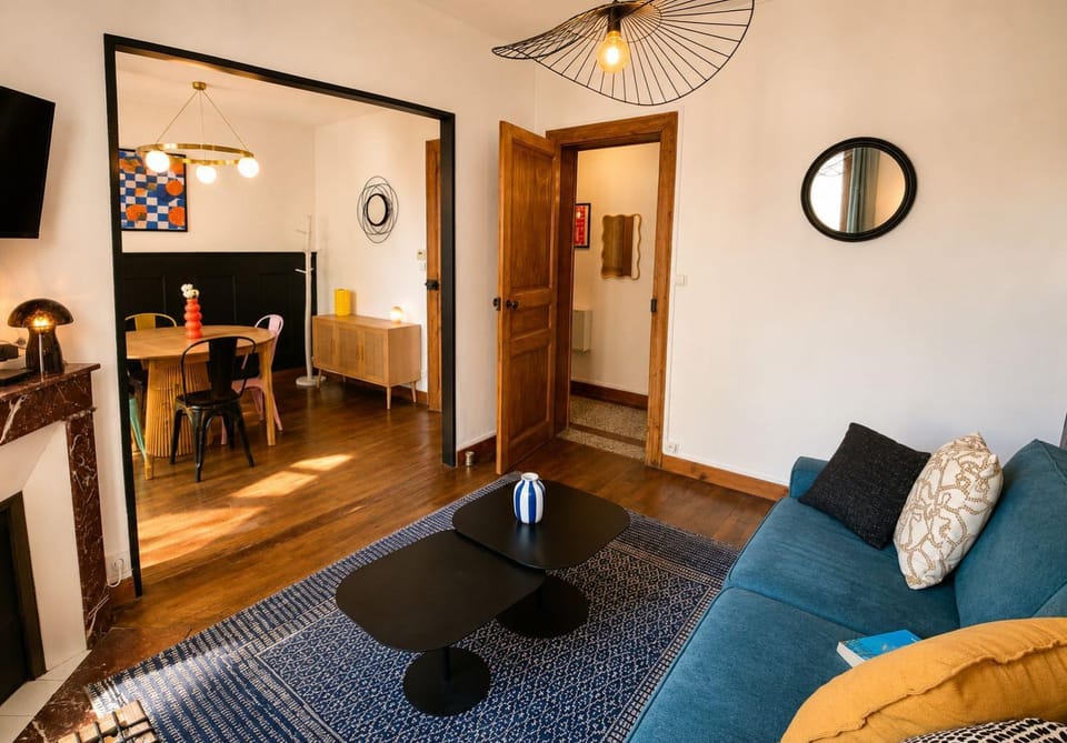 TV and multimedia, Seating area, Dining area, fireplace