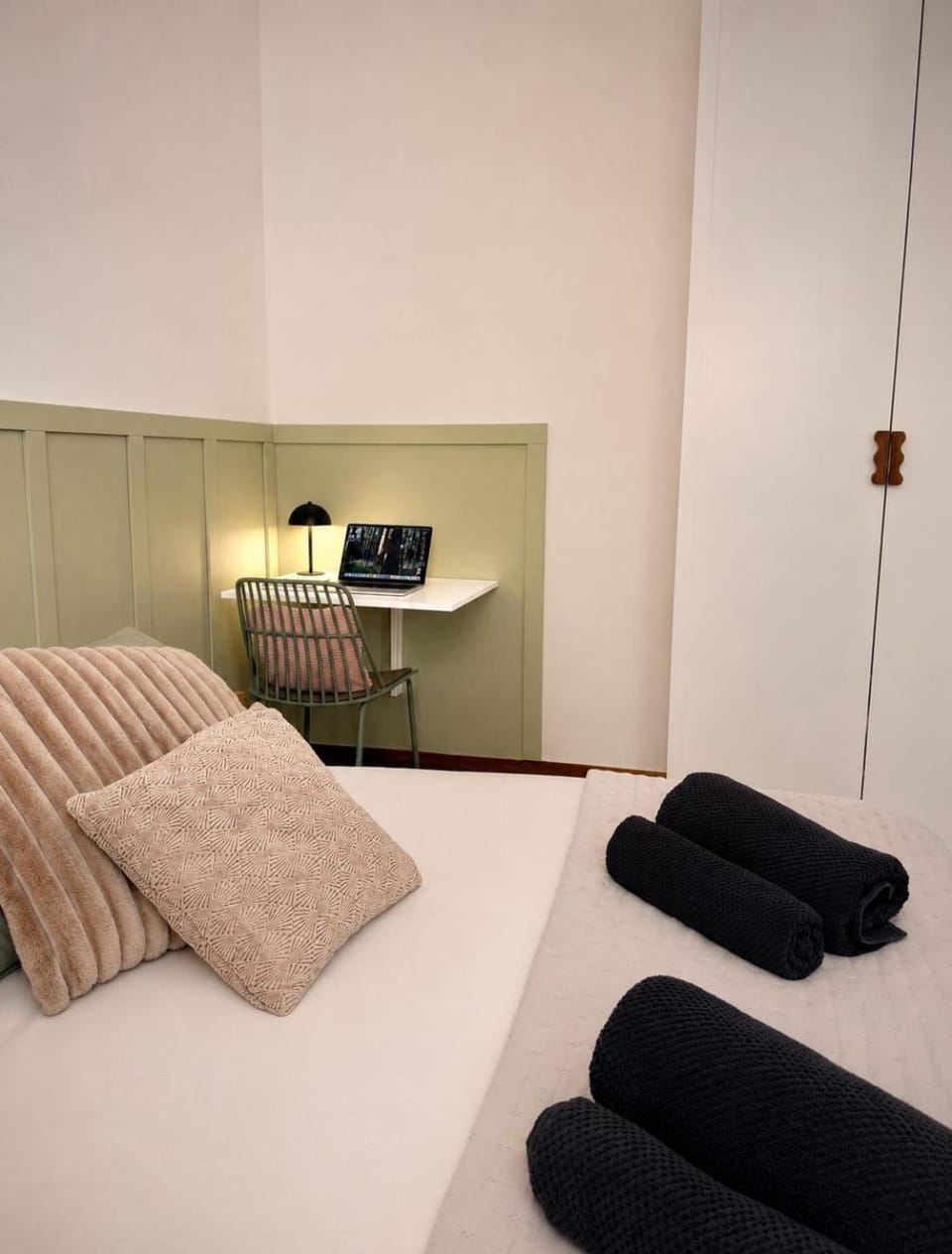 Photo of the whole room, Bedroom, storage