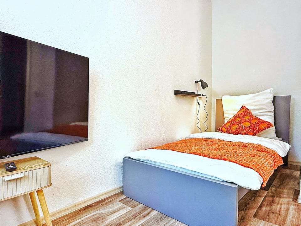 Bed, TV and multimedia, Bedroom