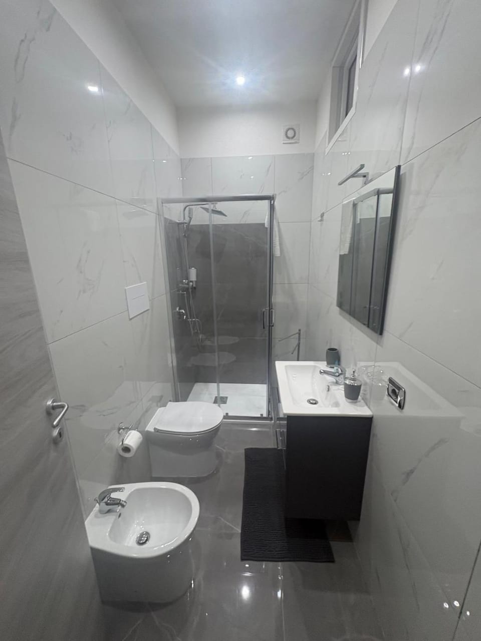 Shower, Toilet, Bathroom, towels