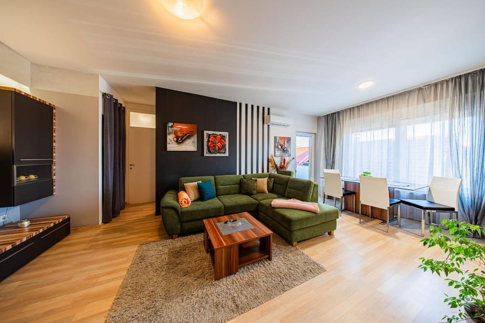 TV and multimedia, Living room, Seating area, Dining area, Family, heating, internet, air conditioner