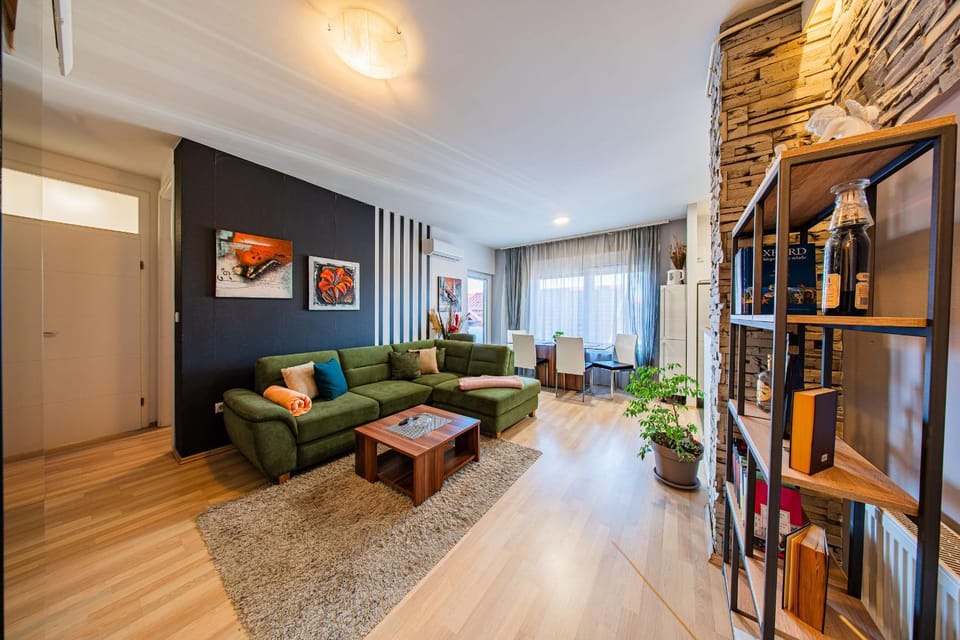 TV and multimedia, Living room, Decorative detail, Seating area, Family, internet, internet, air conditioner
