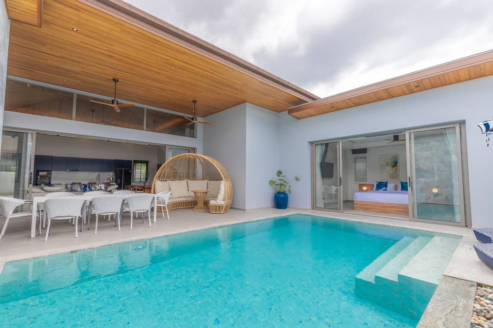 Day, Pool view, Swimming pool, sunbed