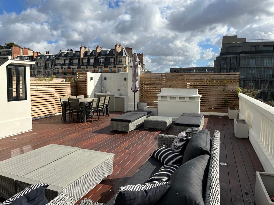 Property building, Patio, Day, Solarium, Living room