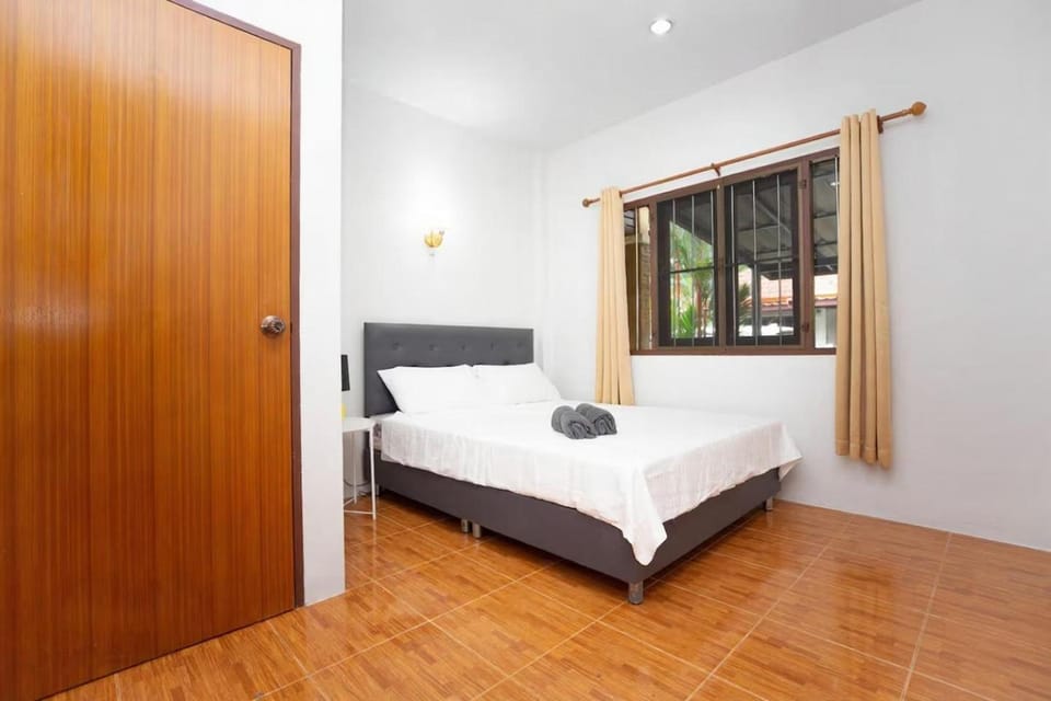 Bed, Bedroom, towels, wardrobe